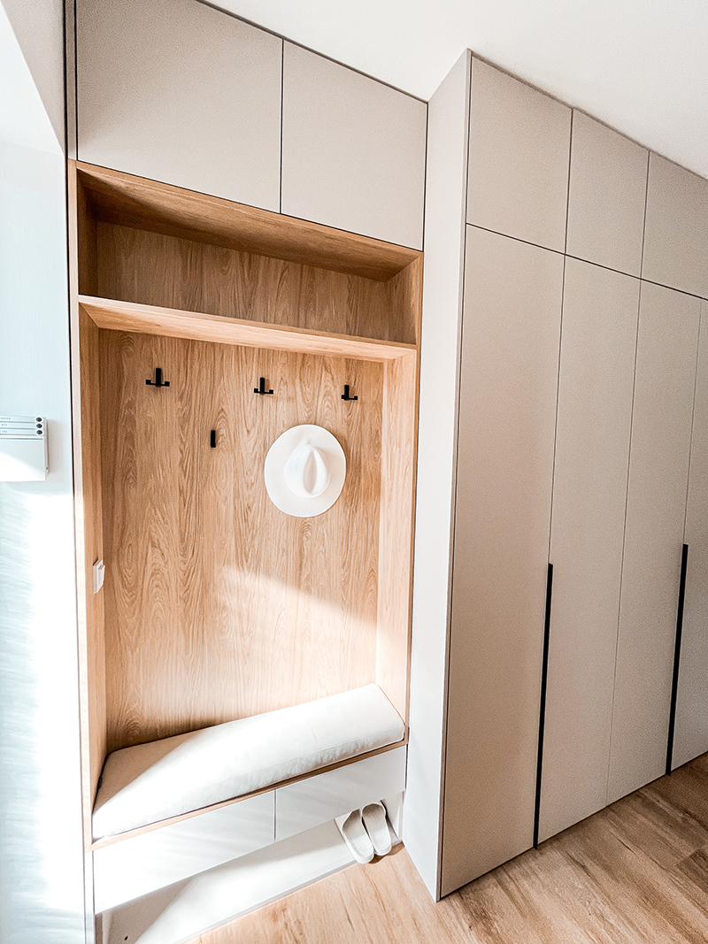 světle béžové polstry na botník v předsíni